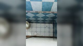 esposa gordibuena embarazada en la ducha