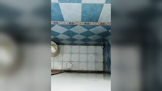 esposa gordibuena embarazada en la ducha