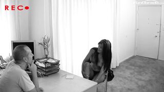 Latina nimmt riesen schwanz fuer job