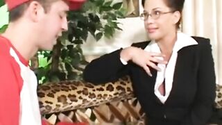 Professoressa tettona scopa l'alunno dotato