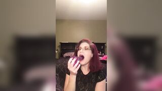 LilGiantess Chats With Her Cuck