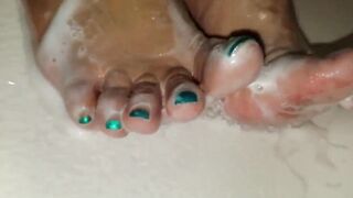 Latina needs help in the shower - 13 image