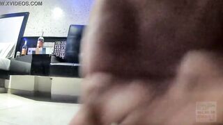 Pam esposa liberal en lencería negra follando frente a su cornudo, y luego se une a nuestra primer doble penetración vaginal. Hago que se corran los dos y continuo fallándomela hasta venirme en su cara. Parte 1 - 8 image