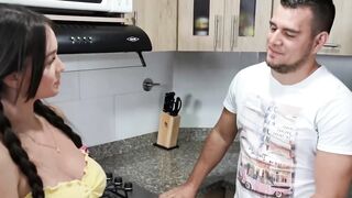 Jefe folla con su empleada del servicio y es pillado por su esposa - 6 image