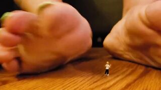 Mama's Strong Giantess Feet