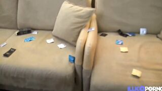 Deux milfs brunettes pour deux jeunes queues