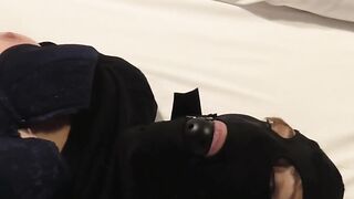 Milf atacada con pistola en habitacion hotel y acaba follando con atracador - 4 image