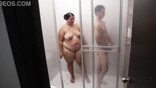 Perverted cousin shaves her lover in the bathroom