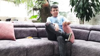 An afternoon without internet ends in a fuck between friends