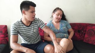 Hot MILF lends me money to eat her pussy in exchange for a sloppy pussy-eating session